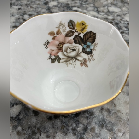 EUC ROYAL ALBERT BONE CHINA TEACUP AND SAUCER WITH ROSES AND OTHER FLORAL DECOR - Picture 3 of 12